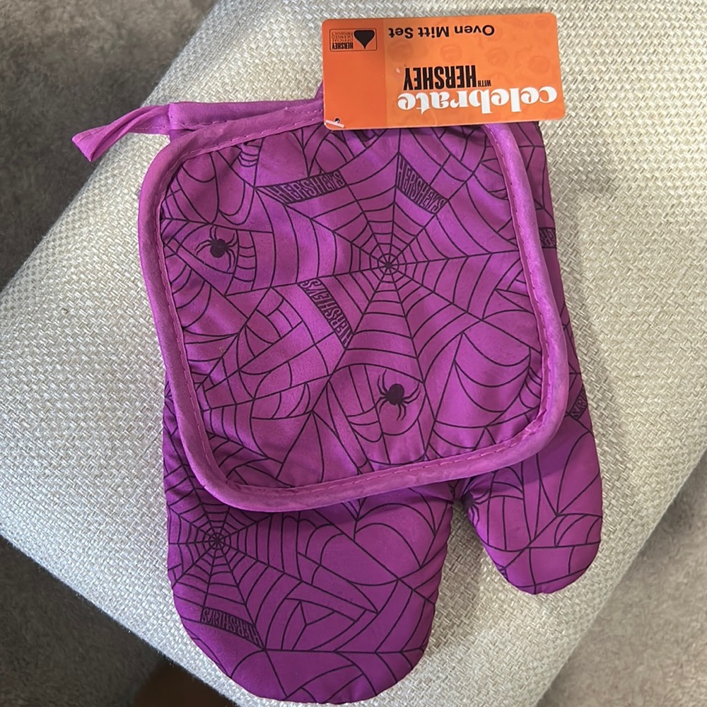 Halloween Hershey oven mitts. Set of 2. Brand New